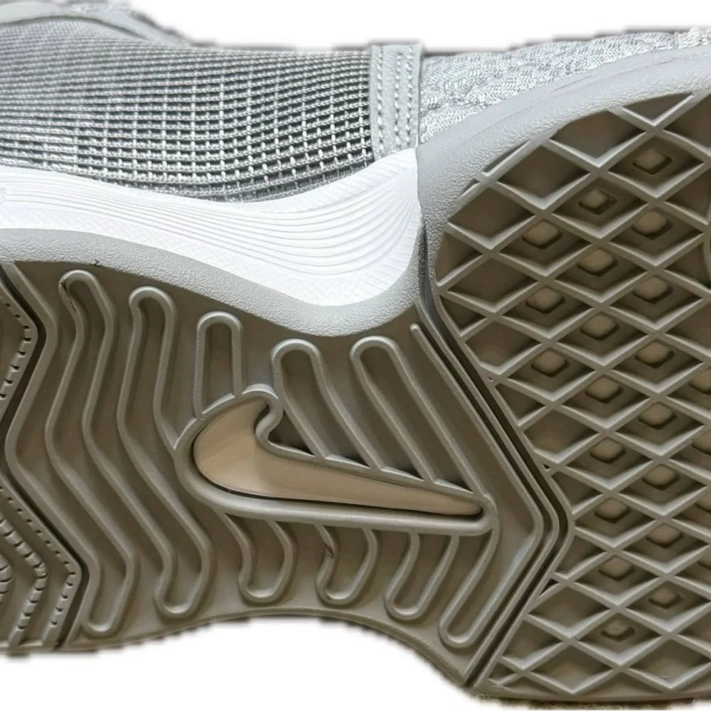 LeBron witness Akron Nike shoes - Picture 5 of 6